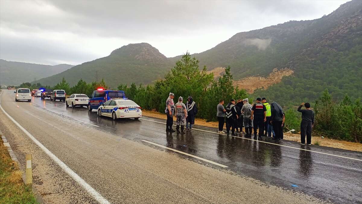 Yolcu minibüsü uçuruma yuvarlandı! 17 kişi yaralandı 6